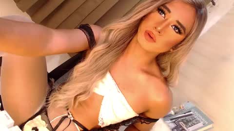 Snapshot of velvet_fux chatting on 03/12/25, 11:12 Richy will make you fall in love online show from 03/12/25, 11:12