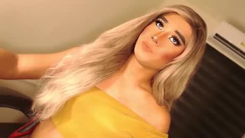 Snapshot of velvet_fux chatting on 10/13/25, 07:36 Richy will make you fall in love online show from 10/13/25, 07:36