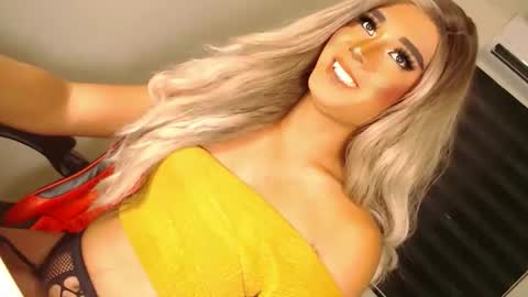 Snapshot of velvet_fux chatting on 10/15/25, 12:11 Richy will make you fall in love online show from 10/15/25, 12:11