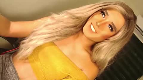 Snapshot of velvet_fux chatting on 10/19/25, 12:33 Richy will make you fall in love online show from 10/19/25, 12:33