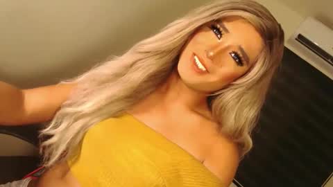 Snapshot of velvet_fux chatting on 10/25/25, 04:24 Richy will make you fall in love online show from 10/25/25, 04:24