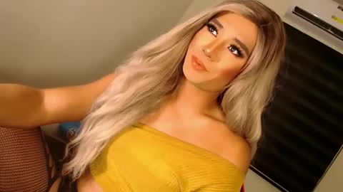 Snapshot of velvet_fux chatting on 10/27/25, 01:31 Richy will make you fall in love online show from 10/27/25, 01:31