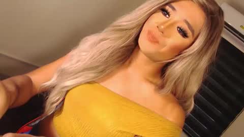 Snapshot of velvet_fux chatting on 10/29/25, 02:03 Richy will make you fall in love online show from 10/29/25, 02:03