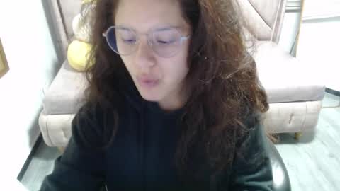 Snapshot of velvet_moon_v chatting on 12/20/25, 01:29 velvet_moon_v online show from 12/20/25, 01:29