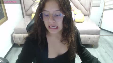 Snapshot of velvet_moon_v chatting on 01/10/26, 01:35 velvet_moon_v online show from 01/10/26, 01:35