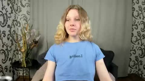 Snapshot of velvet_peach_ chatting on 11/19/25, 11:43 velvet_peach_ online show from 11/19/25, 11:43