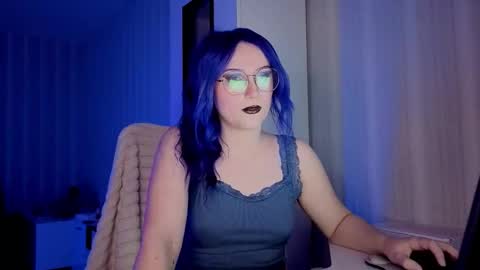 Snapshot of velvet_siren chatting on 03/19/26, 10:52 Violet online show from 03/19/26, 10:52