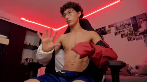 Snapshot of velvet_skyn chatting on 10/16/25, 04:02 juansito online show from 10/16/25, 04:02