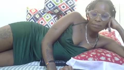 Snapshot of velvet_temptress chatting on 01/04/25, 10:38 velvet online show from 01/04/25, 10:38