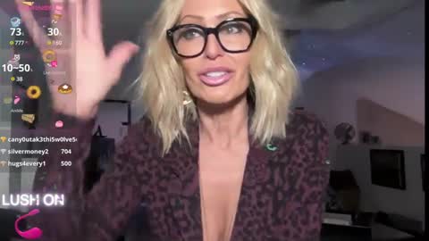 Snapshot of velvetbarbie chatting on 01/08/25, 03:08 VelvetBarbie online show from 01/08/25, 03:08