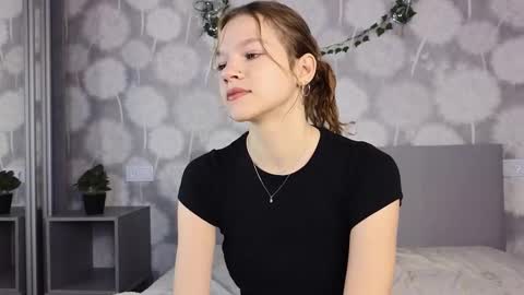 Snapshot of velvetrisque chatting on 11/04/25, 06:23 Kelly online show from 11/04/25, 06:23