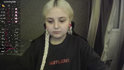 Snapshot of vendymories chatting on 09/19/25, 11:05 eva 3 online show from 09/19/25, 11:05