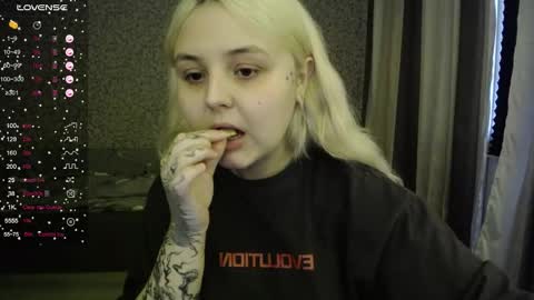 Snapshot of vendymories chatting on 10/08/25, 11:19 eva 3 online show from 10/08/25, 11:19