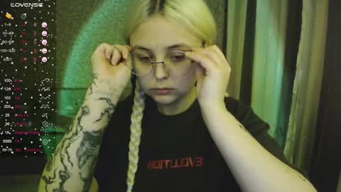 Snapshot of vendymories chatting on 10/15/25, 05:51 eva 3 online show from 10/15/25, 05:51