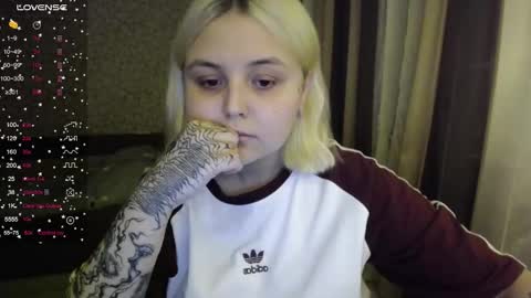 Snapshot of vendymories chatting on 10/30/25, 11:05 eva 3 online show from 10/30/25, 11:05