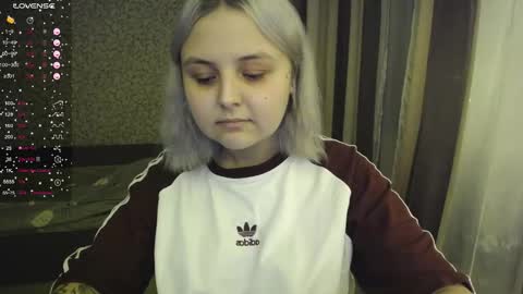 Snapshot of vendymories chatting on 11/15/25, 02:42 eva 3 online show from 11/15/25, 02:42