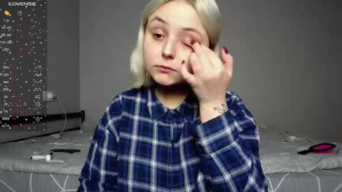 Snapshot of vendymories chatting on 12/13/25, 10:04 eva 3 online show from 12/13/25, 10:04