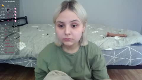 Snapshot of vendymories chatting on 12/15/25, 06:17 eva 3 online show from 12/15/25, 06:17