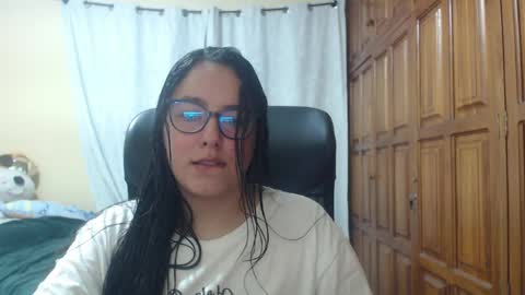 Snapshot of venus_cat_ chatting on 04/12/26, 01:43 Venus online show from 04/12/26, 01:43