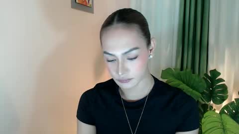 Snapshot of venus_sunrise07xx chatting on 12/20/25, 02:07 Venus Sunrise Bombshell online show from 12/20/25, 02:07