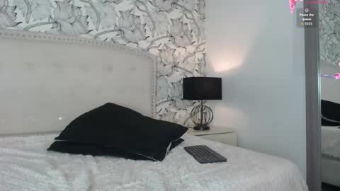 Snapshot of venusandrea29 chatting on 04/21/26, 12:00 Venus online show from 04/21/26, 12:00