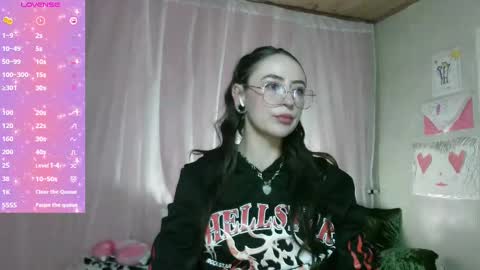 Snapshot of venuzxx chatting on 02/13/25, 01:05 . . online show from 02/13/25, 01:05