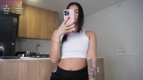 vero_cam online show from 12/19/25, 02:18