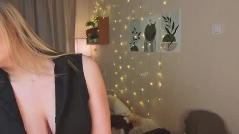 Snapshot of verocat chatting on 11/14/25, 12:26 Veronica online show from 11/14/25, 12:26