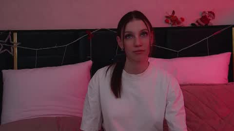 Snapshot of veronicavance chatting on 12/22/25, 06:21 Veronica online show from 12/22/25, 06:21