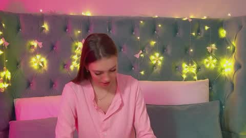 Snapshot of veronicavance chatting on 12/23/25, 06:55 Veronica online show from 12/23/25, 06:55