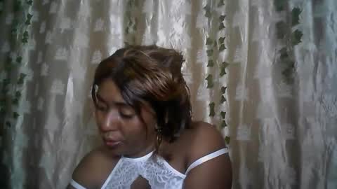 Snapshot of verronique1511 chatting on 05/17/26, 06:04 verronique1511 online show from 05/17/26, 06:04