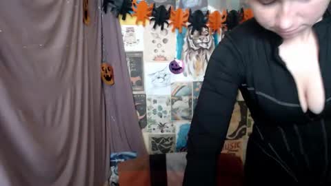 veryveryvery_shy online show from 10/28/25, 03:54