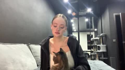 Snapshot of vestaszanto chatting on 10/28/25, 04:09 Esta online show from 10/28/25, 04:09