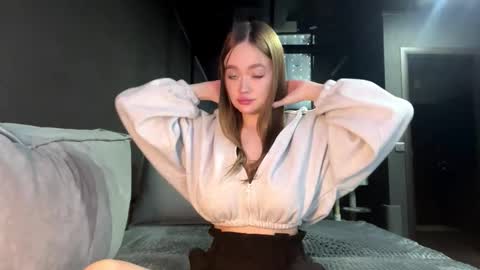 Snapshot of vestaszanto chatting on 11/24/25, 04:29 Esta online show from 11/24/25, 04:29