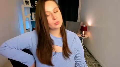 Snapshot of via_lattea_ chatting on 07/08/26, 04:22 Camilla online show from 07/08/26, 04:22