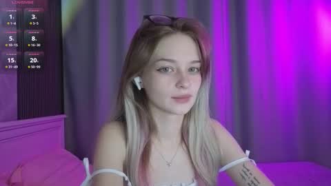 Snapshot of vialeta_baby chatting on 09/19/25, 12:12 Vi online show from 09/19/25, 12:12
