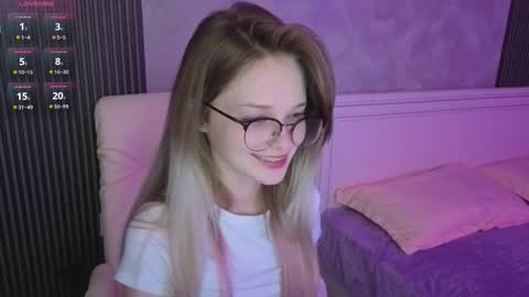 Snapshot of vialeta_baby chatting on 10/10/25, 10:42 Vi online show from 10/10/25, 10:42