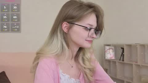 Snapshot of vialeta_baby chatting on 10/13/25, 10:43 Vi online show from 10/13/25, 10:43