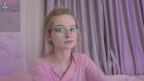Snapshot of vialeta_baby chatting on 10/15/25, 10:43 Vi online show from 10/15/25, 10:43