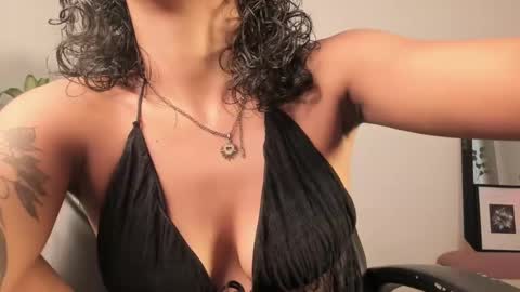Snapshot of vianka_millerxxx chatting on 02/16/25, 06:32 Vianka online show from 02/16/25, 06:32
