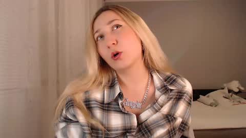 Snapshot of vibezgirl chatting on 01/21/25, 07:28 Amelia online show from 01/21/25, 07:28