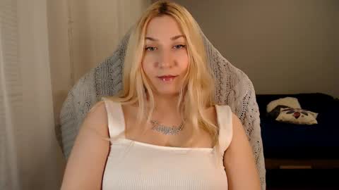 Snapshot of vibezgirl chatting on 12/05/25, 05:53 Amelia online show from 12/05/25, 05:53