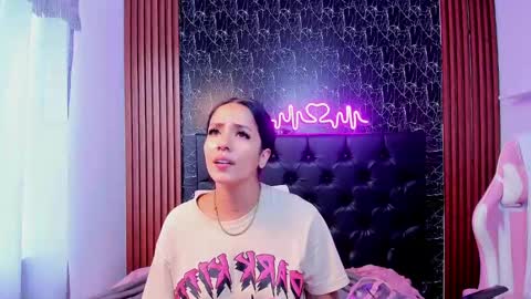 Snapshot of vichy_evans chatting on 03/08/25, 07:42 Vichy Everyday From 1400 to 2130 Col Time online show from 03/08/25, 07:42