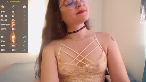 Snapshot of vicky_cristinax chatting on 12/13/25, 10:15 Vicky online show from 12/13/25, 10:15