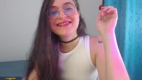 Snapshot of vicky_cristinax chatting on 12/14/25, 11:09 Vicky online show from 12/14/25, 11:09