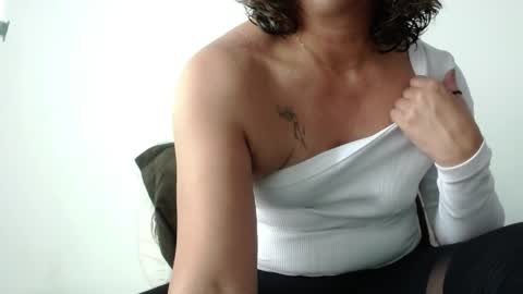 Snapshot of victoria25_meester chatting on 04/15/26, 04:03 Hi guys Im victoria Be the one who can control me in PVT online show from 04/15/26, 04:03