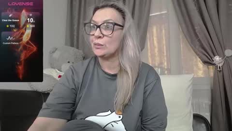 Snapshot of victoria50 chatting on 10/14/25, 07:31 victoria50 online show from 10/14/25, 07:31