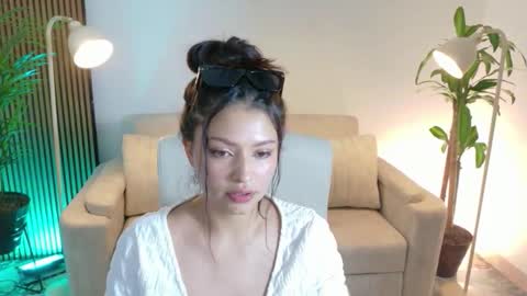 Snapshot of victoria___moon chatting on 01/05/26, 05:27 victoria online show from 01/05/26, 05:27