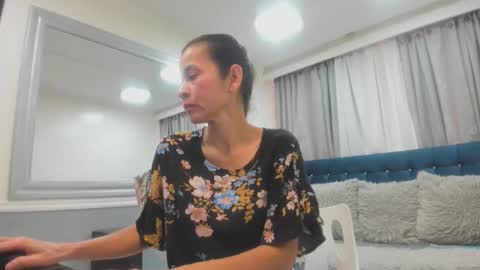 Snapshot of victoria__grey_ chatting on 04/14/26, 08:04 Victoria grey online show from 04/14/26, 08:04