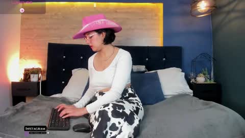 Snapshot of victoria_byte chatting on 10/13/25, 09:04 Victoria online show from 10/13/25, 09:04